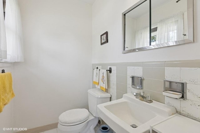 27 Keswick Rd, Elk Grove Village, IL 60007 - half bath featuring a sink and toilet