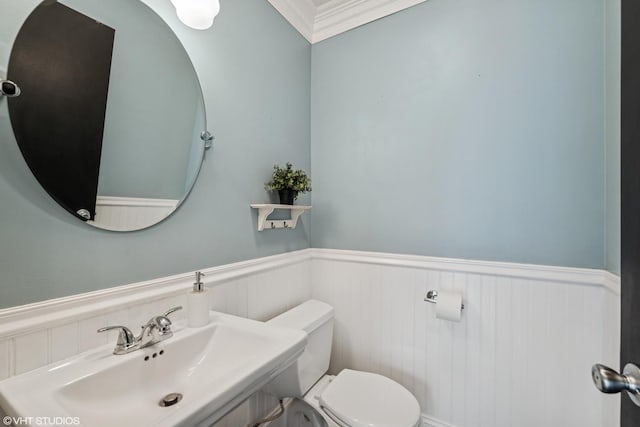 408 W Campbell St, Arlington Heights, IL 60005 - bathroom featuring wainscoting and ornamental molding