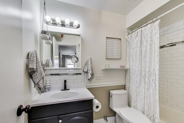 6468 N NW Hwy Unit A1, Chicago, IL 60631 - full bath with wainscoting, vanity, and shower / bath combo with shower curtain