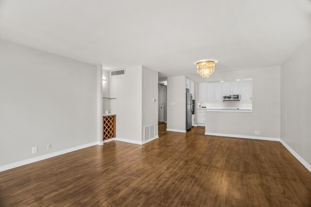 6007 N Sheridan Rd Unit 37H, Chicago, IL 60660 - unfurnished living room with a chandelier, dark wood-type flooring, and baseboards