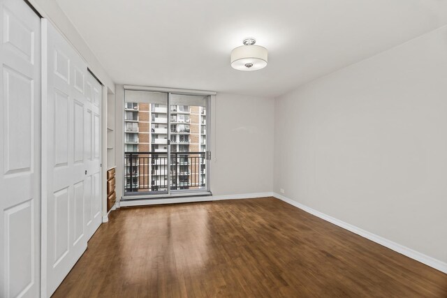 6007 N Sheridan Rd Unit 37H, Chicago, IL 60660 - unfurnished bedroom featuring baseboards, wood finished floors, and a closet