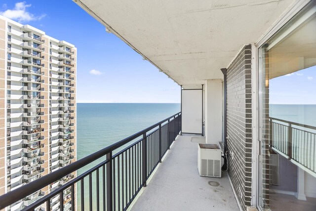 6007 N Sheridan Rd Unit 37H, Chicago, IL 60660 - balcony with a water view