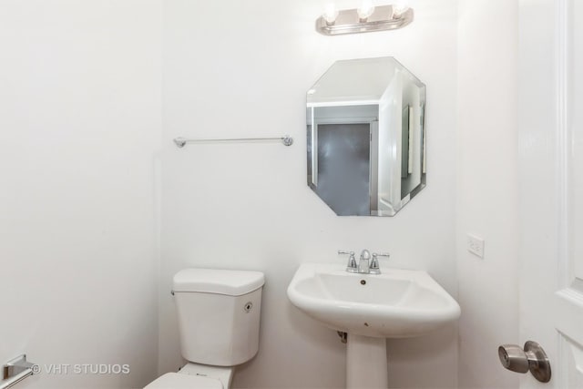 1110 Oakhill Dr, Aurora, IL 60502 - half bath featuring toilet and a sink