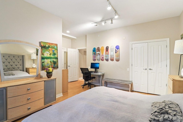 1347 W Washington Blvd Unit 2D, Chicago, IL 60607 - bedroom with light wood-style floors, a closet, a desk, and beverage cooler