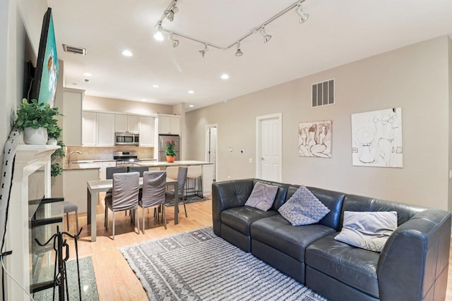 1347 W Washington Blvd Unit 2D, Chicago, IL 60607 - living room featuring light wood-style floors, recessed lighting, and track lighting