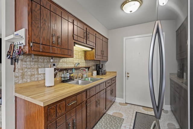 7250 W 84th St Unit C, Bridgeview, IL 60455 - kitchen featuring a sink, decorative backsplash, and baseboards