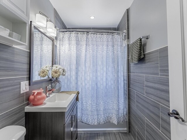 5717 N Kimball Ave Unit 2N, Chicago, IL 60659 - full bath with tile walls, vanity, toilet, and shower / tub combo with curtain