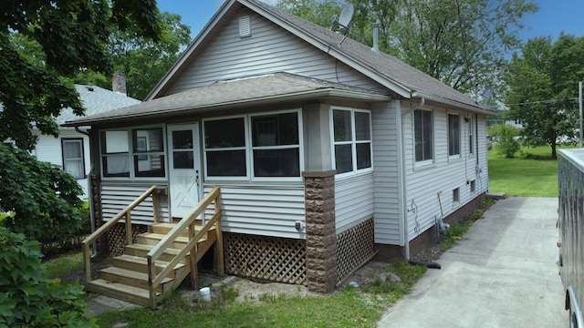 538 E Mulberry St, Watseka, IL 60970 - view of front of house featuring a shingled roof and crawl space