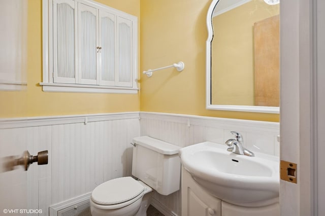 1410 Plymouth Ln, Glenview, IL 60025 - half bathroom featuring wainscoting and vanity