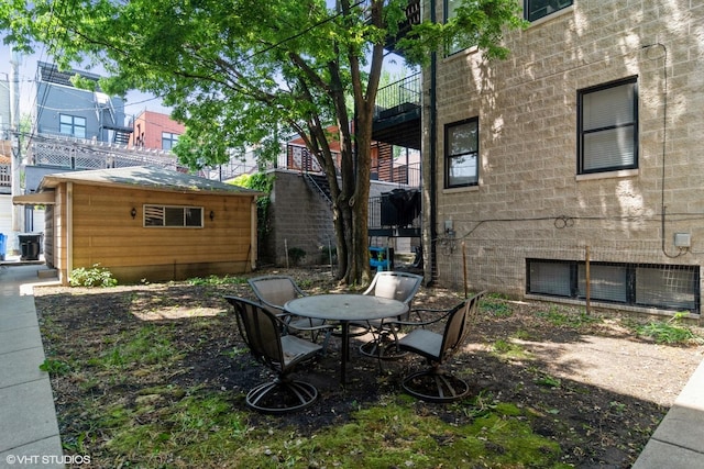 1020 N Wood St, Chicago, IL 60622 - view of yard with an outdoor structure
