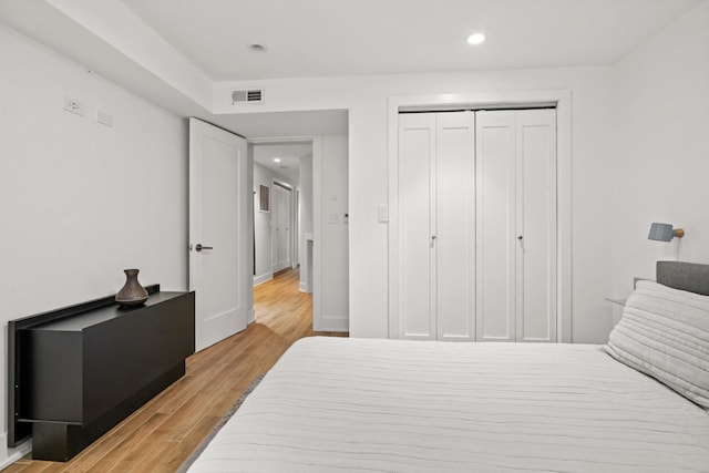 2113 N Clark St, Chicago, IL 60614 - bedroom featuring light wood-style floors, recessed lighting, a closet, and baseboards
