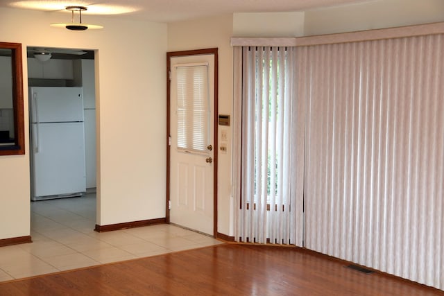 402 Catbird Ln, Deerfield, IL 60015 - tiled foyer with baseboards
