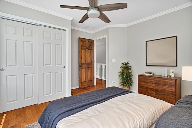 336 Brooklea Ct, Naperville, IL 60565 - bedroom with crown molding, wood finished floors, a closet, and a ceiling fan