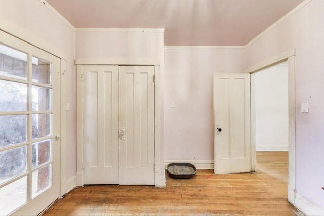 5042 W Wolfram St, Chicago, IL 60641 - entrance foyer with crown molding and wood finished floors
