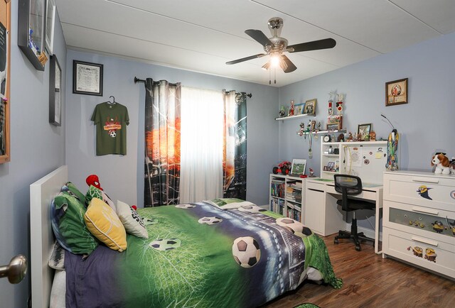 11114 Heritage Dr Unit 2D, Palos Hills, IL 60465 - bedroom with dark wood-style floors, a desk, and ceiling fan