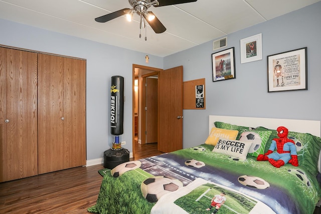 11114 Heritage Dr Unit 2D, Palos Hills, IL 60465 - bedroom featuring wood finished floors, ceiling fan, and a closet
