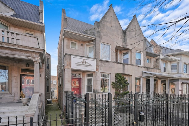 6505 S Woodlawn Ave, Chicago, IL 60637 - view of property with a fenced front yard
