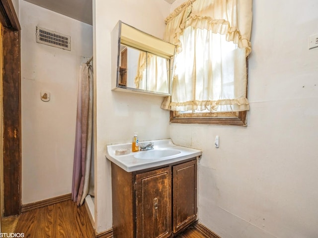 11933 S 70th Ave, Palos Heights, IL 60463 - bathroom with vanity, a shower with shower curtain, and wood finished floors