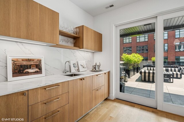 226 S Green St Unit 4N, Chicago, IL 60607 - indoor wet bar featuring backsplash and light wood-style floors