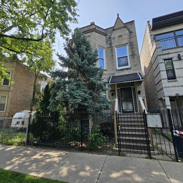 3931 W Lexington St, Chicago, IL 60624 - view of front of house featuring a fenced front yard and a gate