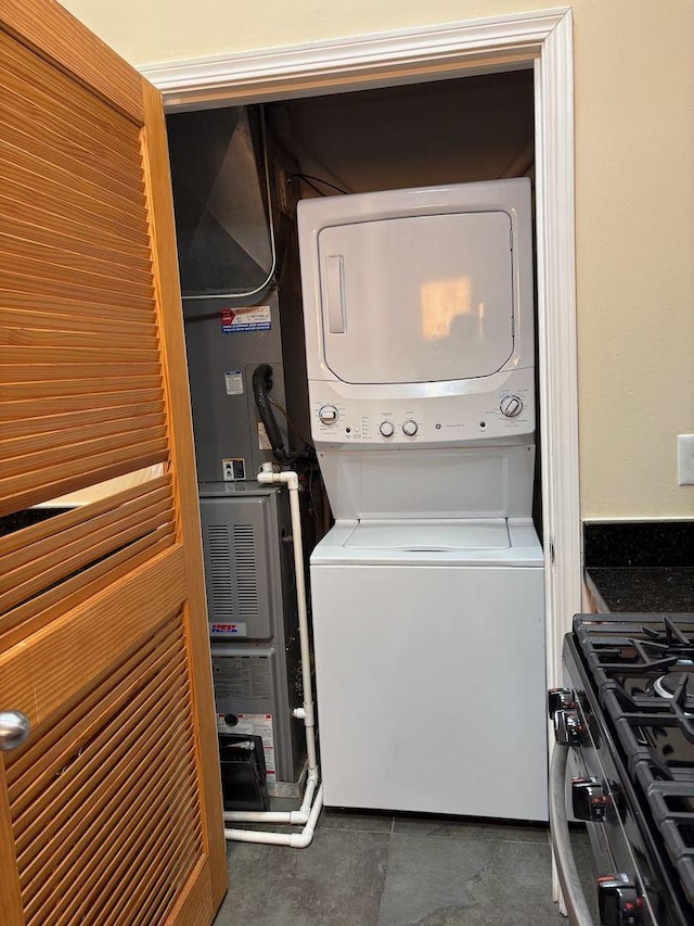 3037 W Polk Ave Unit 3, Chicago, IL 60612 - laundry area with stacked washer / dryer