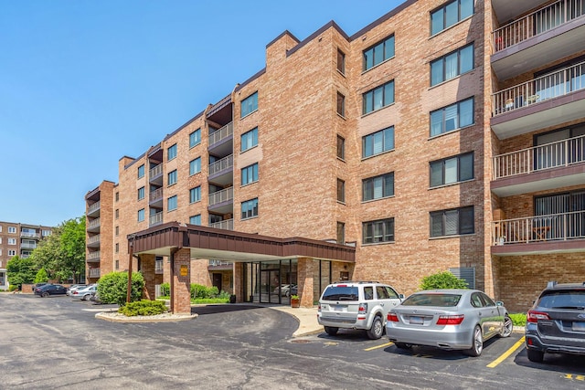 901 Center St Unit 305, Des Plaines, IL 60016 - view of apartment building / complex with uncovered parking