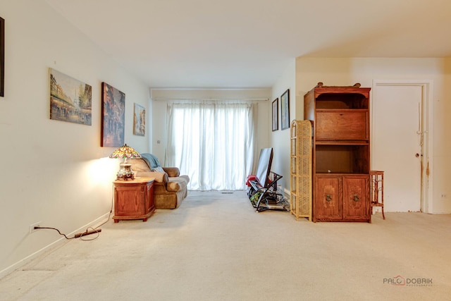 831 Mansfield Ct, Schaumburg, IL 60194 - living area with carpet and baseboards