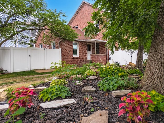 602 N Lee St, Bloomington, IL 61701 - view of yard featuring a gate