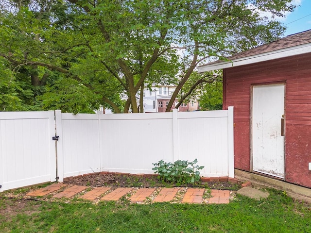 602 N Lee St, Bloomington, IL 61701 - view of yard featuring a gate