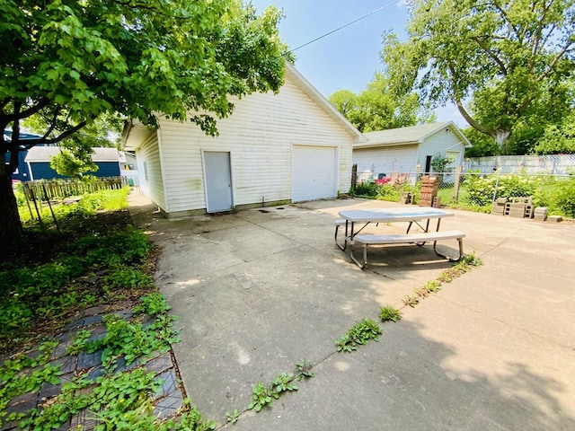 157 Prairie St, Ottawa, IL 61350 - garage featuring concrete driveway