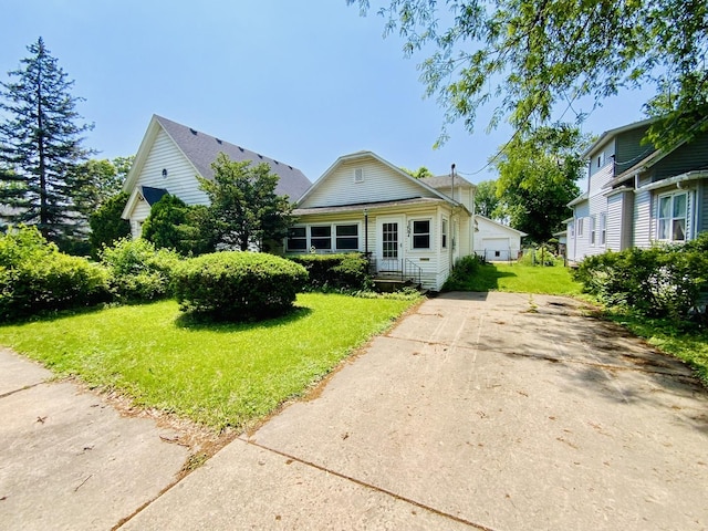 157 Prairie St, Ottawa, IL 61350 - bungalow featuring a front lawn