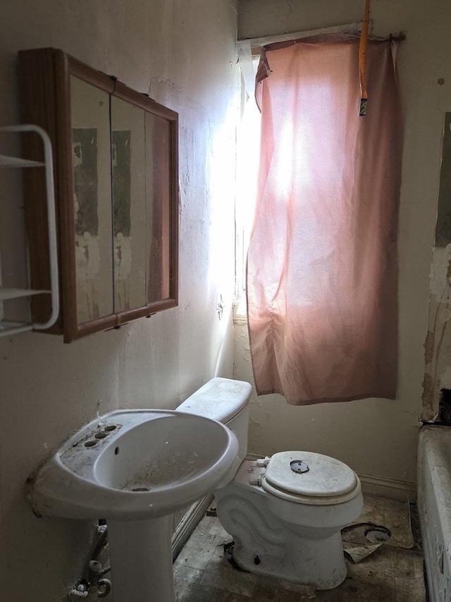 8847 S Burley Ave, Chicago, IL 60617 - bathroom featuring toilet and a bath