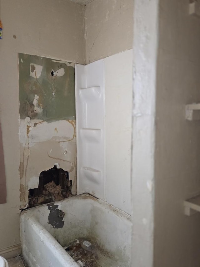 8847 S Burley Ave, Chicago, IL 60617 - full bath with a bathtub