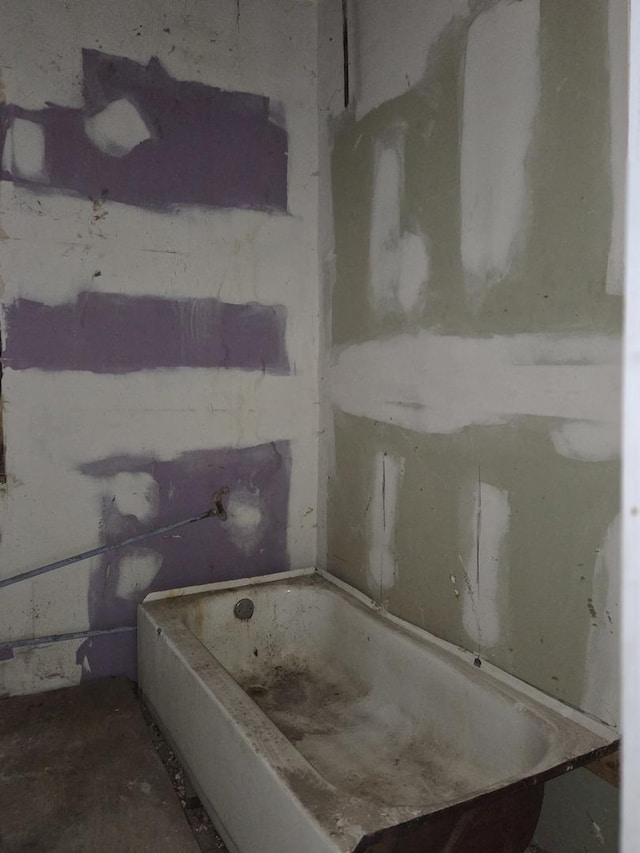8847 S Burley Ave, Chicago, IL 60617 - bathroom with a bath