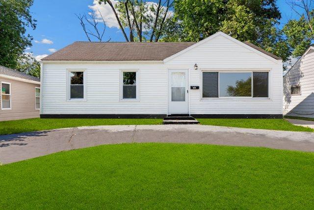 292 W 17th St, Chicago Heights, IL 60411 - bungalow-style house with a front yard