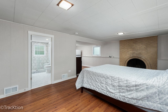 6943 Parkview Dr, Downers Grove, IL 60516 - bedroom with wood finished floors and ensuite bathroom