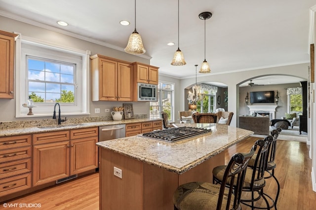 9520 Nicklaus Ln, Crystal Lake, IL 60014 - kitchen with stainless steel appliances, arched walkways, crown molding, plenty of natural light, and a kitchen bar