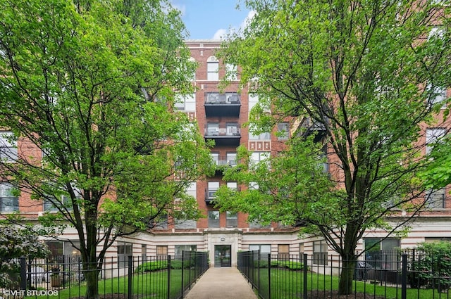 4537 S Drexel Blvd Unit 106, Chicago, IL 60653 - view of property with a fenced front yard