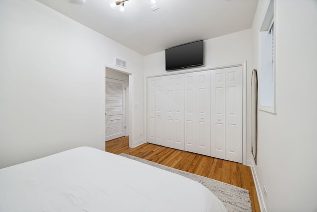 1443 N Mohawk St Unit 1, Chicago, IL 60610 - bedroom with light wood-style floors and a closet