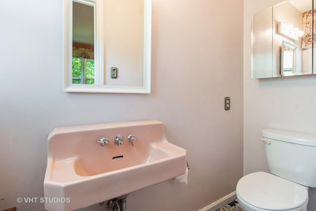 2601 Gordon Dr, Flossmoor, IL 60422 - half bathroom featuring toilet and a chandelier