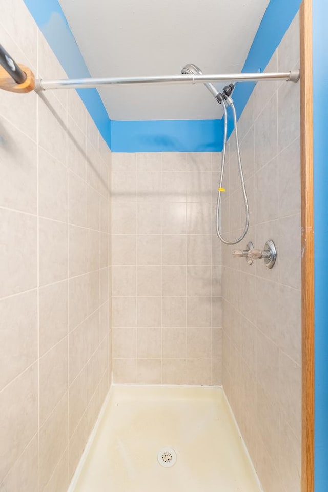 135 N Floyd Ln, Chicago Heights, IL 60411 - full bathroom with a tile shower