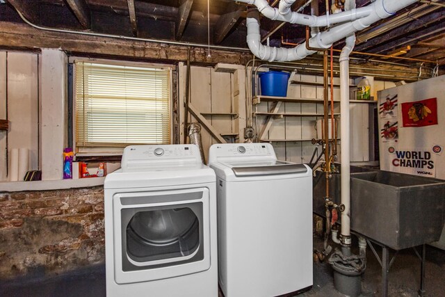 4039 N Kildare Ave, Chicago, IL 60641 - laundry room with washing machine and dryer
