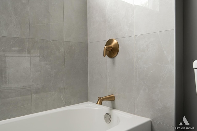 10921 S Hermosa Ave, Chicago, IL 60643 - full bathroom featuring a bathtub
