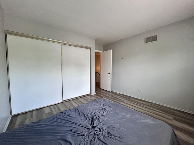 513 Nebraska Cir, Carol Stream, IL 60188 - bedroom featuring wood finished floors, a closet, and baseboards