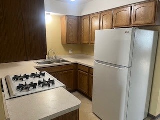 10936 S Keating Ave Unit 3C, Oak Lawn, IL 60453 - kitchen with freestanding refrigerator, a sink, light countertops, and a peninsula