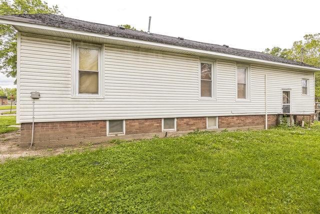 420 N 9th St, Herrin, IL 62948 - view of side of property featuring a yard