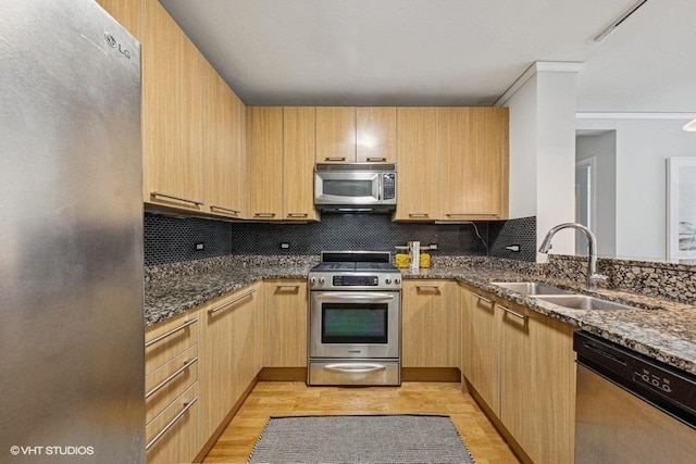 450 E Waterside Dr Unit 906, Chicago, IL 60601 - kitchen featuring stainless steel appliances, a sink, light brown cabinets, and light wood finished floors