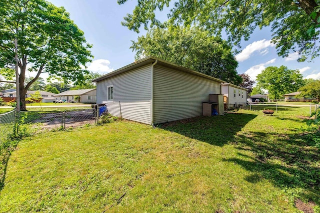 4519 W Shore Dr, Mchenry, IL 60050 - view of side of home featuring a fenced backyard