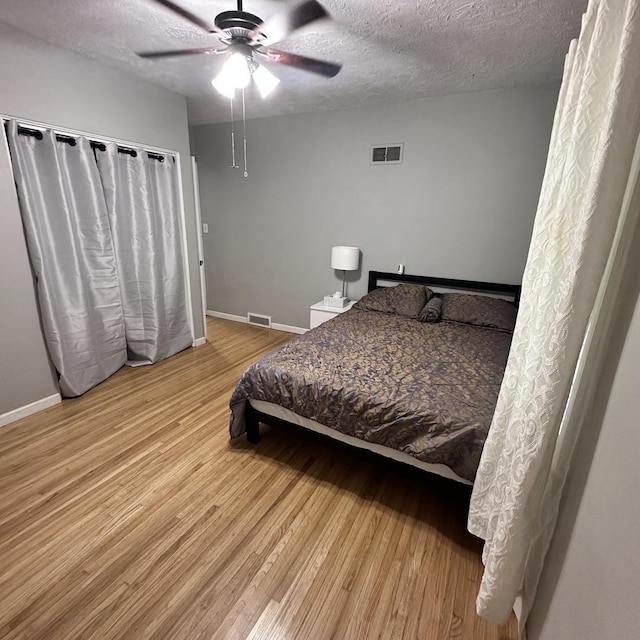 963 Oneida St, Joliet, IL 60435 - bedroom featuring a textured ceiling, wood finished floors, and ceiling fan