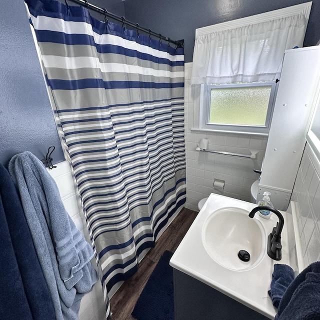 963 Oneida St, Joliet, IL 60435 - full bath featuring wood finished floors, tile walls, vanity, and curtained shower